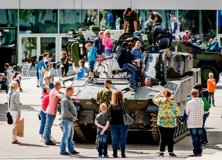 warme landmachtdagen trekken 125 000 mensen
