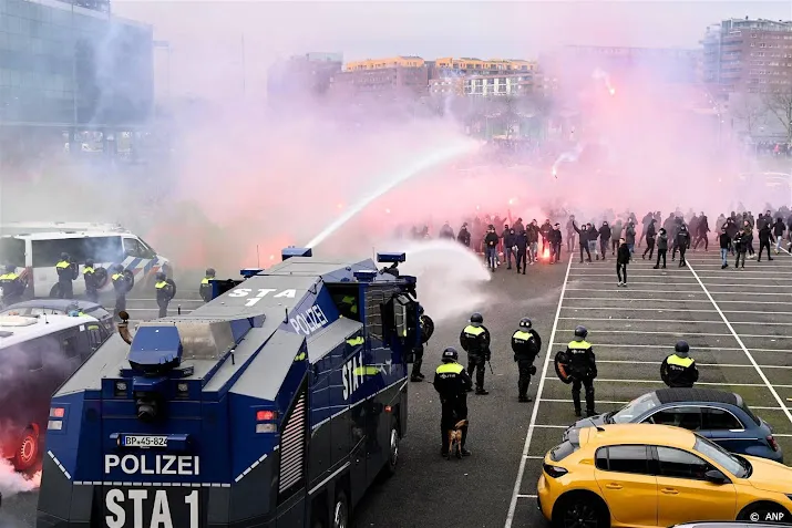 waterkanon kort ingezet bij de kuip vooraf aan feyenoord ajax