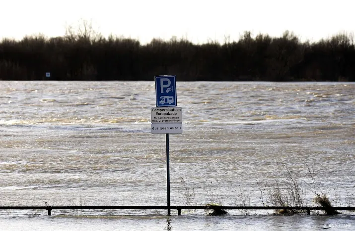 waterpeil rijn zakt in de loop van zondag weer