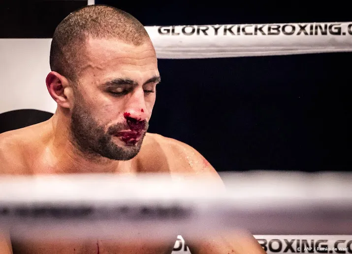wedstrijd kickbokser badr hari gestaakt na rellen tussen fans