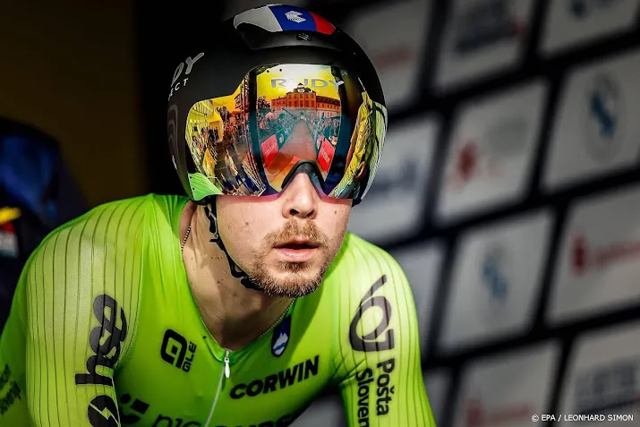 weer pech voor jumbo visma giro renner tratnik naar ziekenhuis