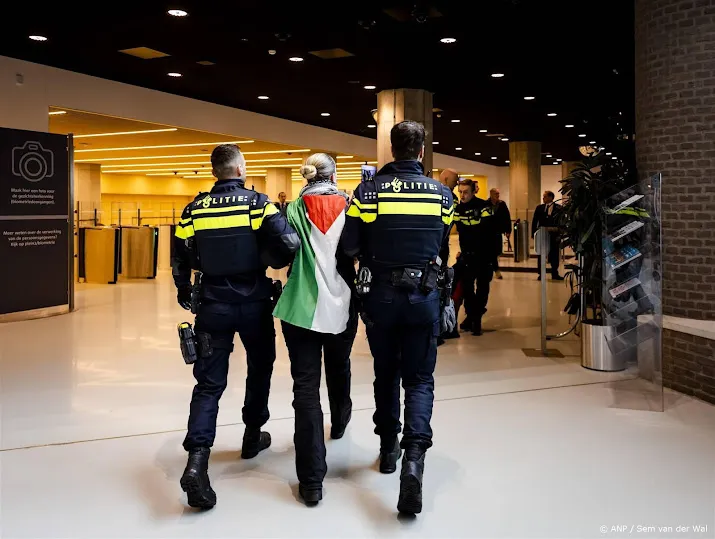weer pro palestinademonstratie op publieke tribune tweede kamer