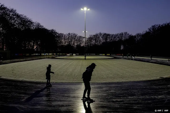 weeronline schaatsen op opgespoten natuurijsbaan zekerheid
