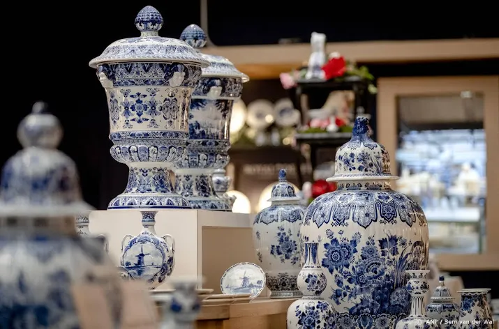 wegblijven toerist raakt maker delfts blauw