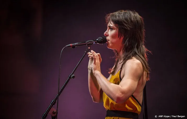 wende maakt internationaal debuut in the royal court in londen