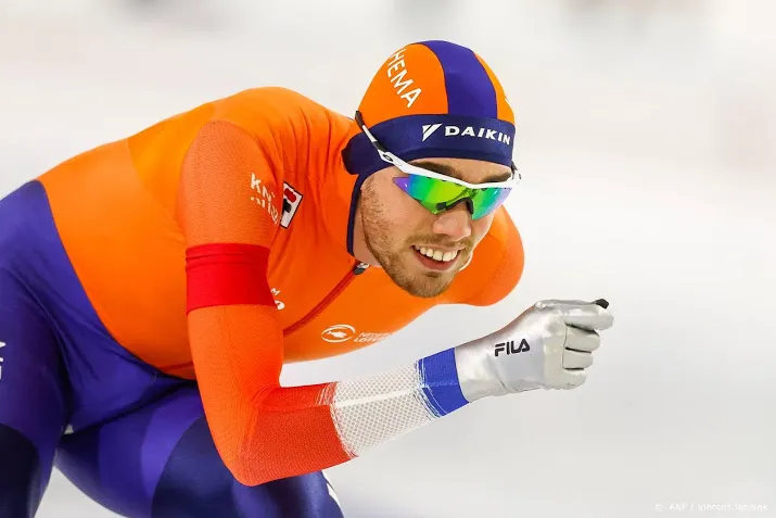 wereldbekerzege schaatser roest met baanrecord op 5000 meter