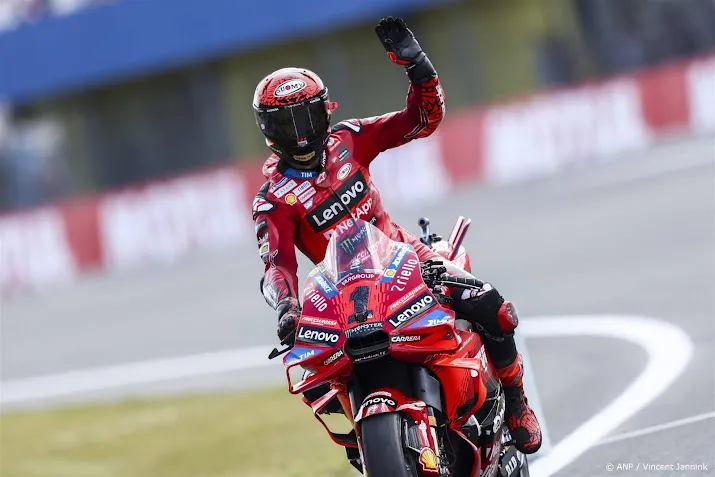 wereldkampioen bagnaia ook in sprintrace tt assen oppermachtig