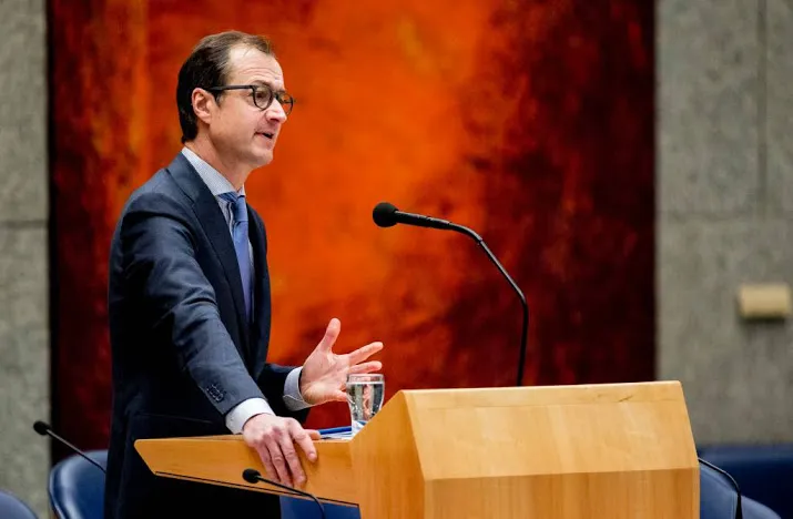 wiebes vaart uit over lullig kathedertje