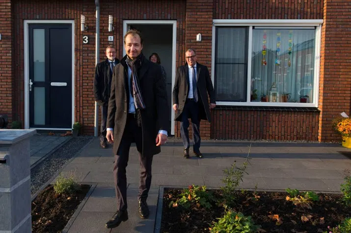 wiebes vertrek alders op ongelukkig moment