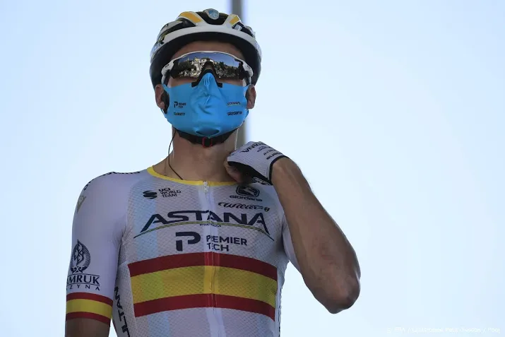 wielerploeg astana langer door met sanchez en broers izagirre