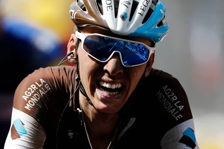 wielrenner bardet valt in afdaling