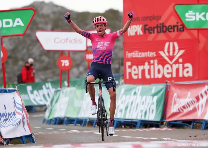 wielrenner carthy wint op angliru roglic raakt leiding kwijt