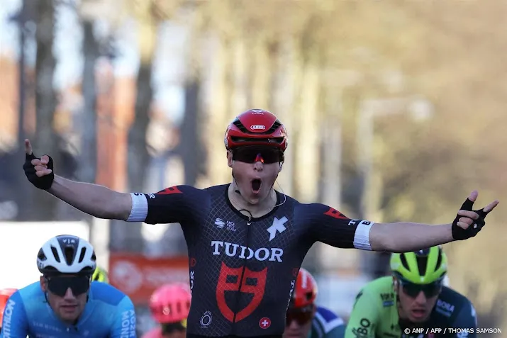 wielrenner de kleijn wint massaspint in parijs nice