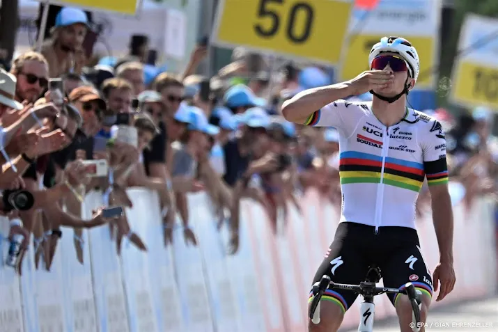 wielrenner evenepoel wint voor derde keer clasica san sebastian