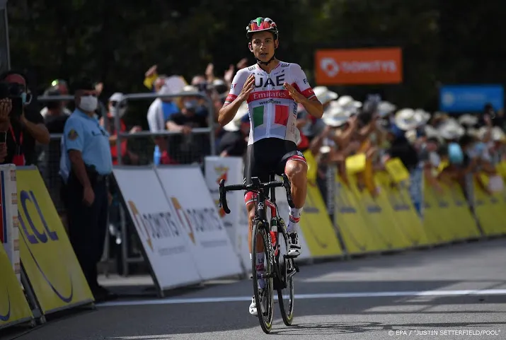 wielrenner formolo soleert naar etappezege in dauphine