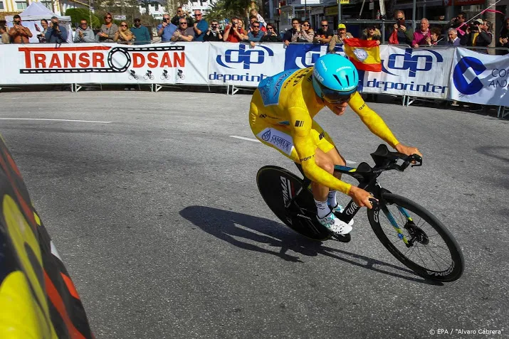 wielrenner fuglsang wint ronde van lombardije