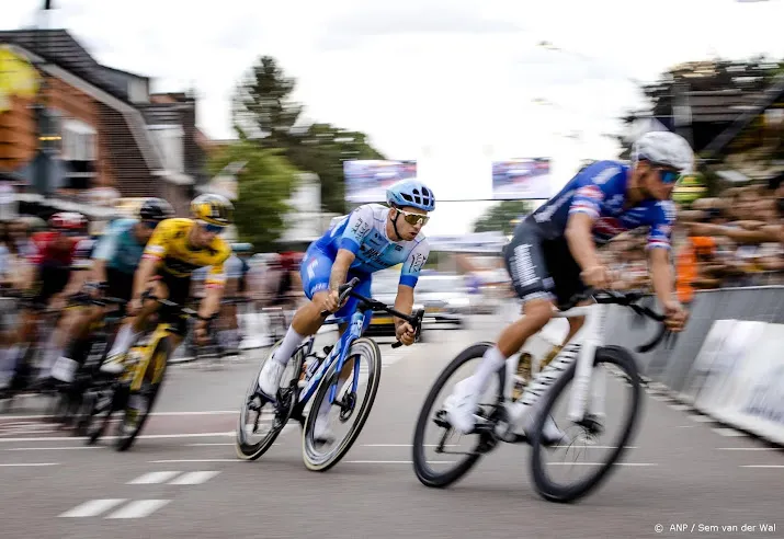 wielrenner groenewegen op de streep geklopt in parijs chauny