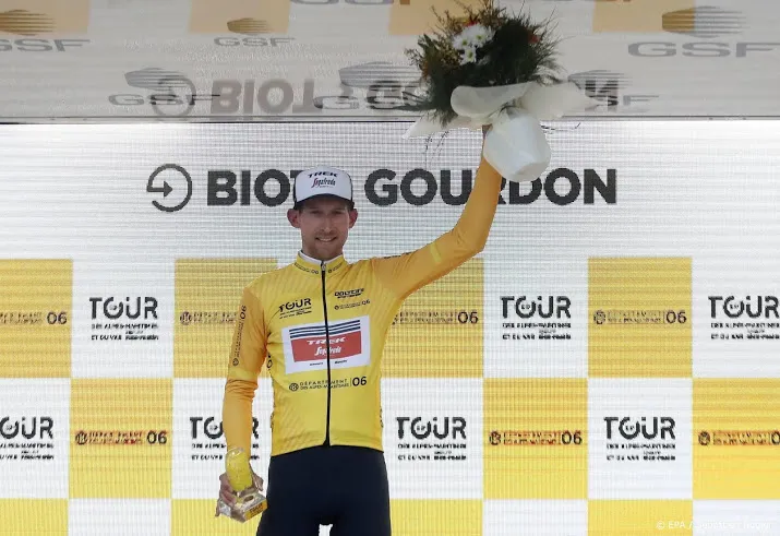 wielrenner mollema behoudt leiderstrui in tour des alpes