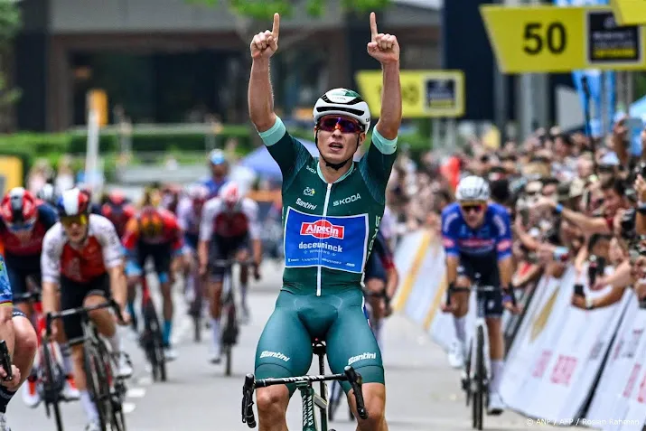wielrenner philipsen wint massasprint in tirreno adriatico