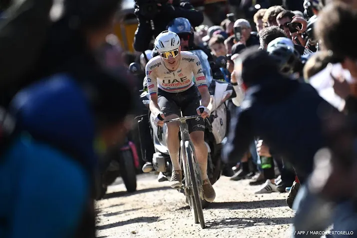wielrenner pogacar wint strade bianche na indrukwekkende solo