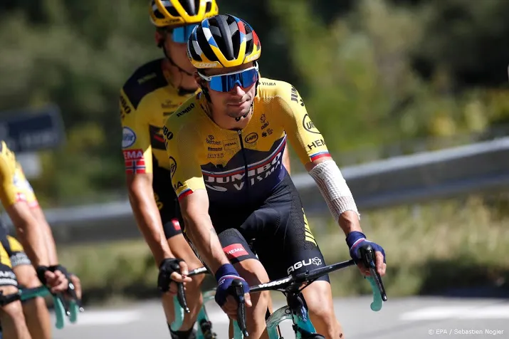 wielrenner roglic bezorgt jumbo visma zege in vierde touretappe