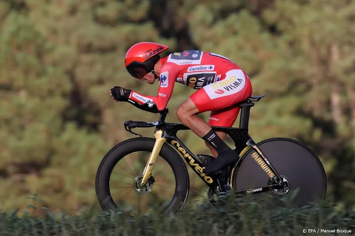 wielrenner roglic wint voor derde keer op rij ronde van spanje
