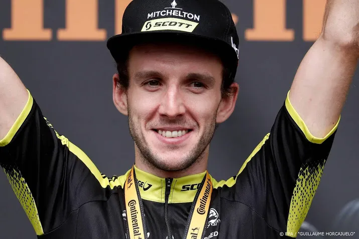 wielrenner simon yates mikt op giro en spelen