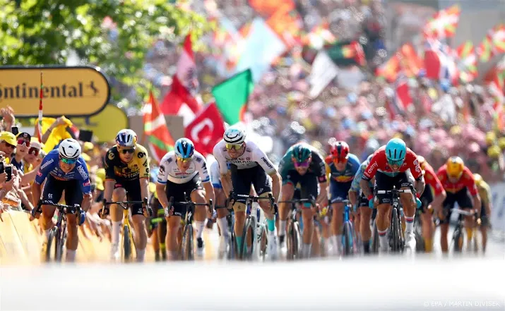 wielrenner van aert raakte philipsen en publiek in de sprint