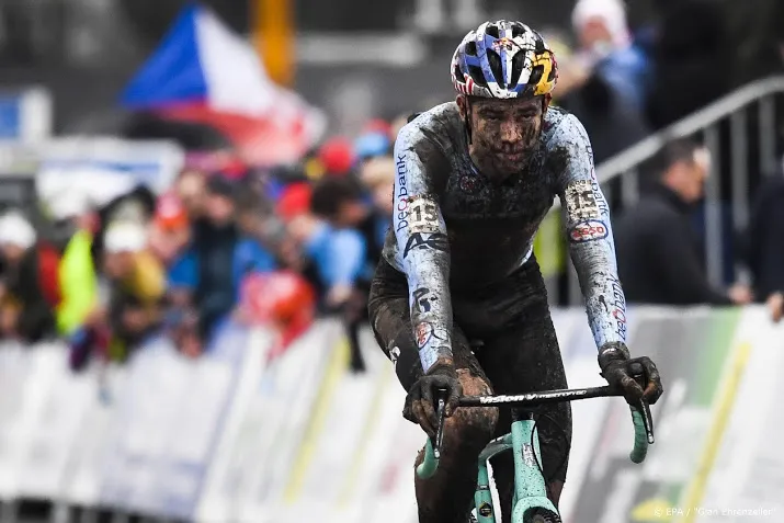 wielrenner van aert wint ook eerste etappe dauphine