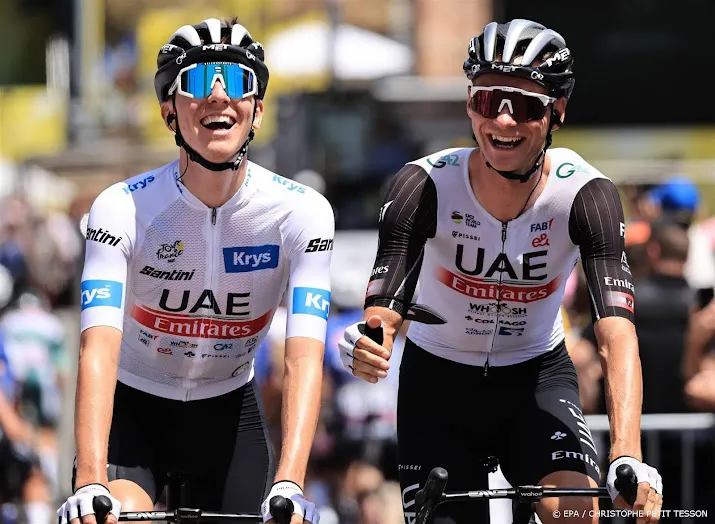 wielrenners vertrokken op weg naar de grand colombier