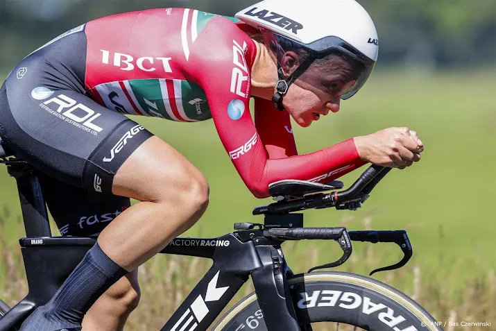 wielrenster adegeest wint in australie eerste koers in worldtour