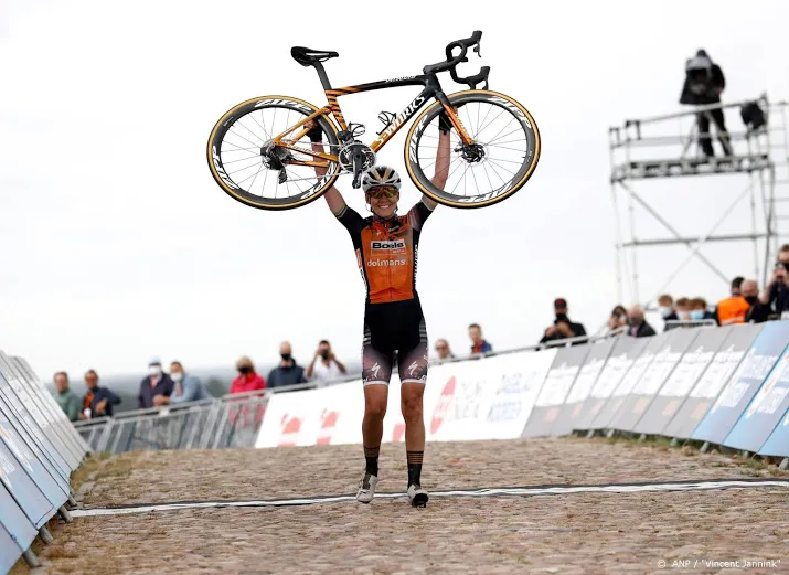 wielrenster van der breggen soleert naar nederlandse titel