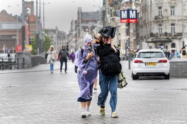 wind wakkert eind van de dag aan tot storm louis