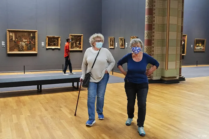 wisselende reacties musea op mondkapje en qr code