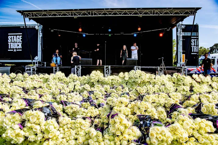 witte rozen liggen klaar bij demonstratie voor doodgeschoten bas