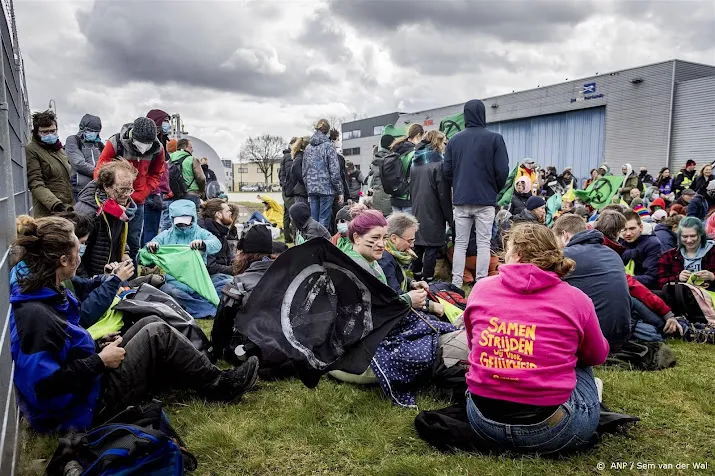 xr mogen niet weg van terrein eindhoven airport om onderzoek