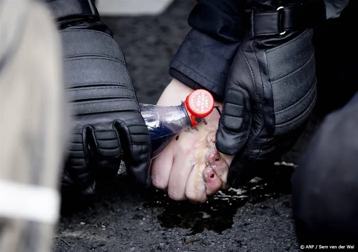 xr politie gaat over tot aanhoudingen bij protest in den haag