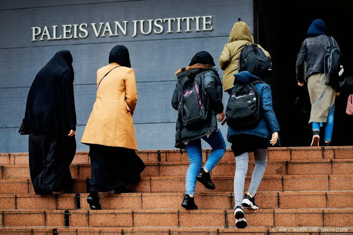 zaal te klein voor rechtszaak haga lyceum