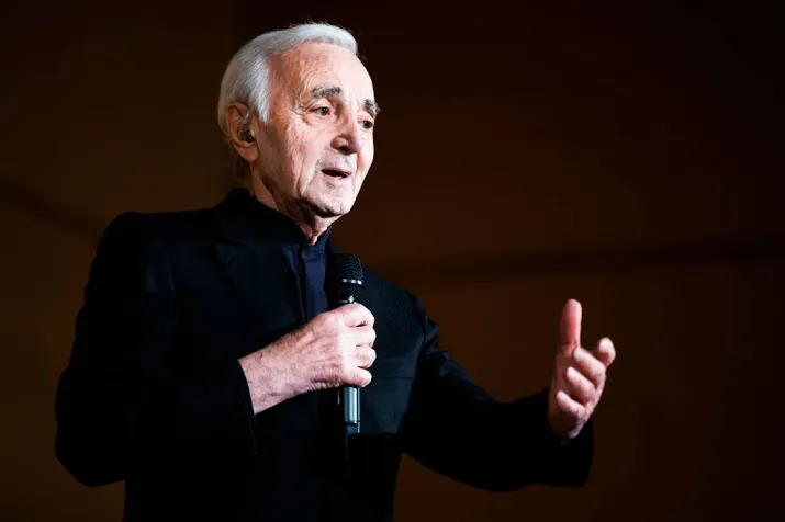 zanger aznavour onwel geworden in rusland