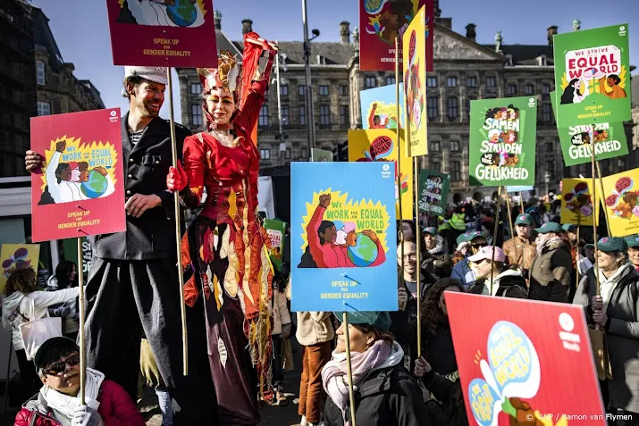 zeker duizend mensen bij womens march in amsterdam