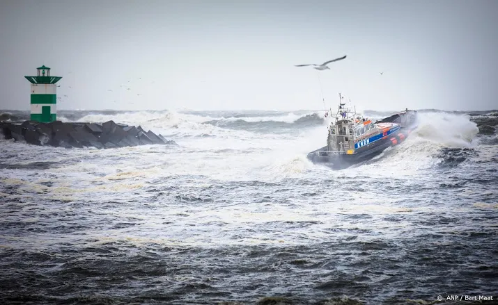 zelfgemaakt vlot bij ijmuiden uit zee gehaald