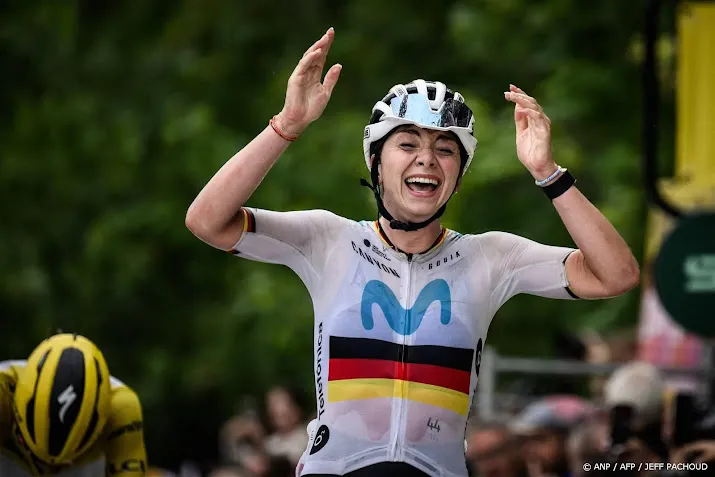 zesde rit giro voor renster lippert longo borghini houdt roze