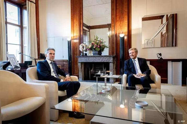 zeven maanden na de verkiezingen staat kabinet schoof op bordes