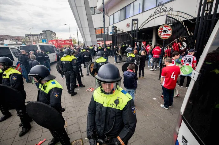 zeventien arrestaties tijdens kampioensfeest