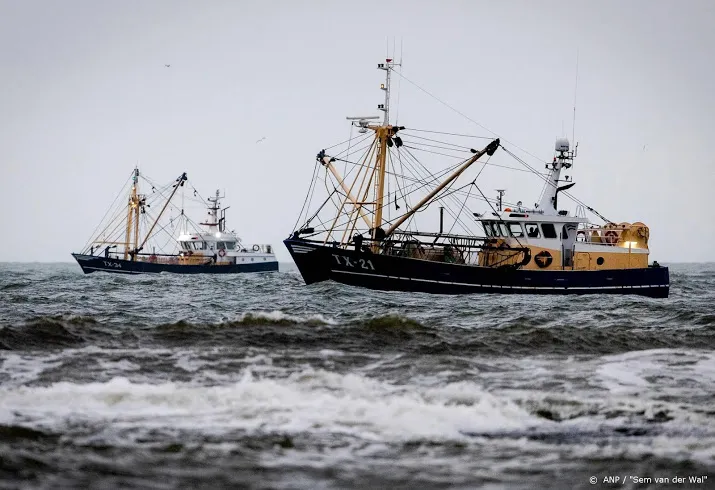 zoeken naar opvarenden viskotter zondag verder