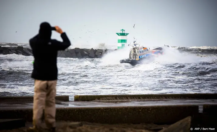 zoektocht naar brokstukken bij maasvlakte