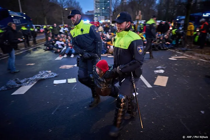 zon 700 klimaatactivisten aangehouden bij demonstratie xr op a12