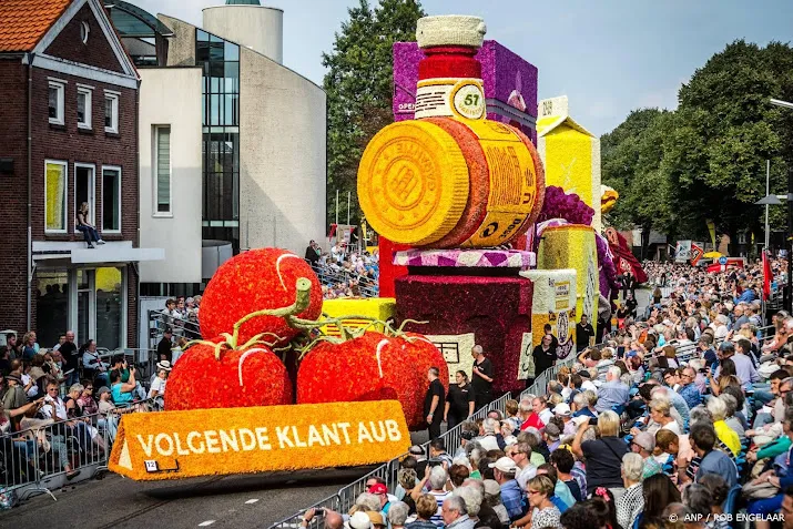 zundert laat zijn beste dahliakunst zien tijdens bloemencorso