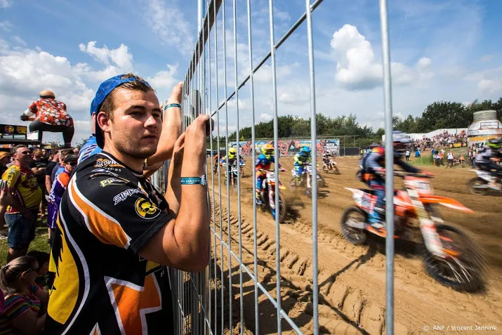 zwarte cross staat stil bij overleden bezoeker