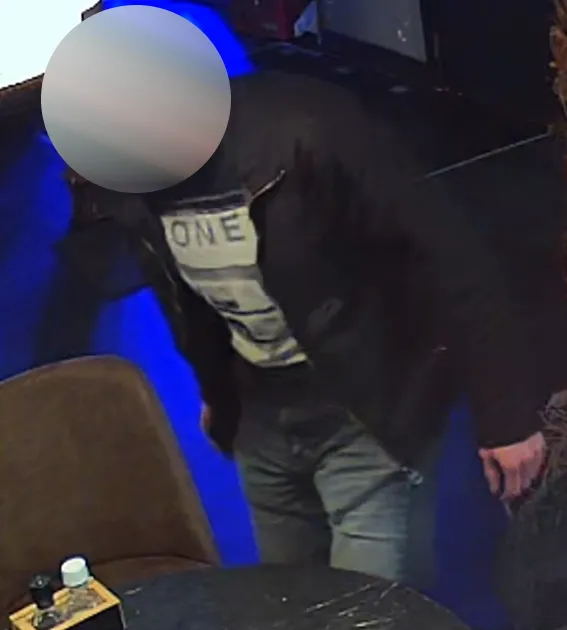 foto onherkenbaar verdachte diefstal pinapparaat binnen